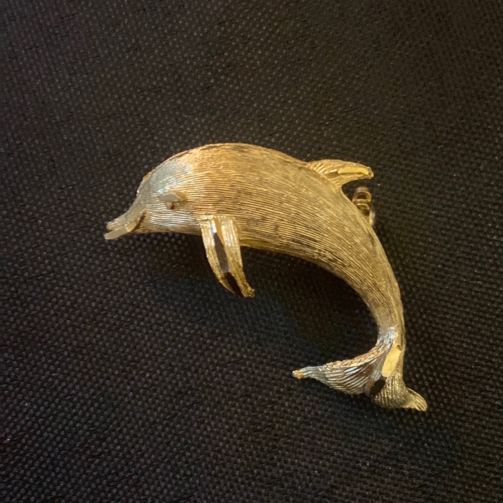 ⭐️ LAST CHANCE SALE! ⭐️ Vintage Gold Tone Dolphin Brooch